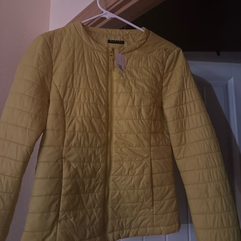 Sisley Yellow Puffer Jacket with Diamond Quilting and Fitted Silhouette